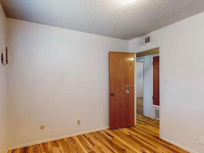 Building Photo - 419 La Charles Dr NE