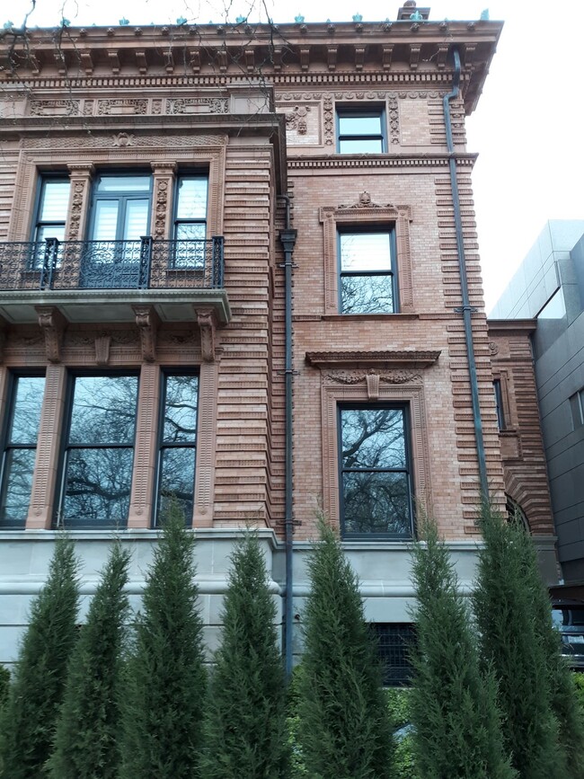 Building Photo - 2466 N Lakeview Ave