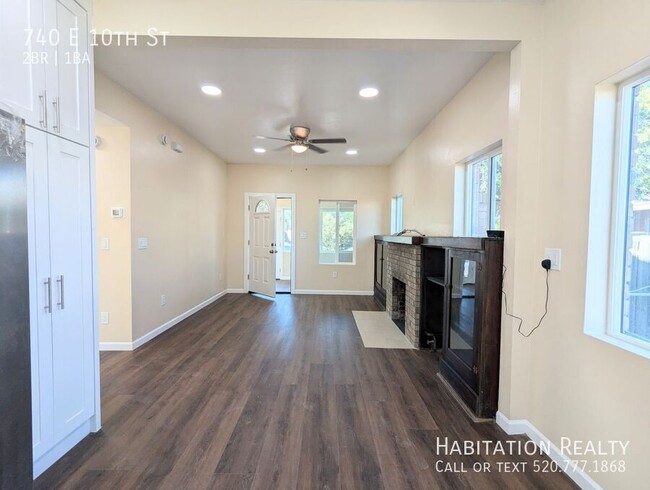 Building Photo - Remodeled 1924 Craftsman 2Bed/1Bath + Offi...