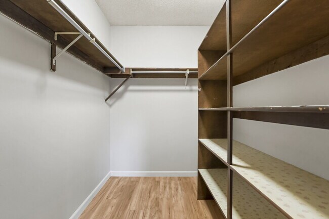 Building Photo - Great Two Bedroom Home with Fireplace