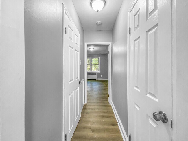 Interior Photo - Oxford Gardens managed By Silverstone Properties