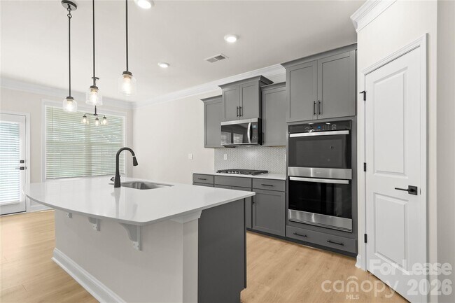 Building Photo - 7185 Sylvan Retreat Dr