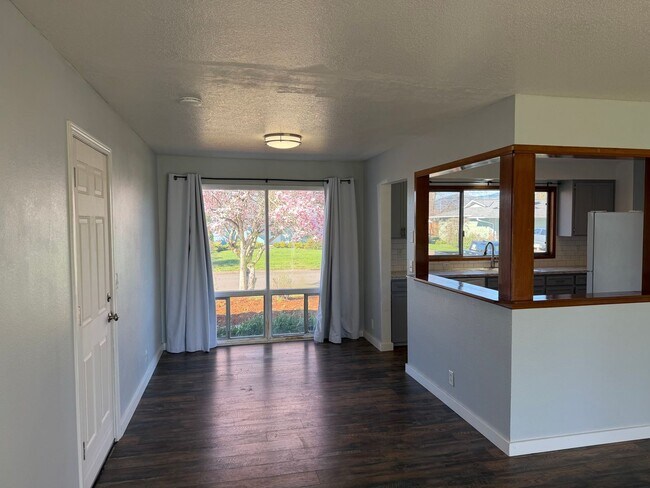 Building Photo - Updated 3 bedroom 1.5 bathroom house in Springfield!