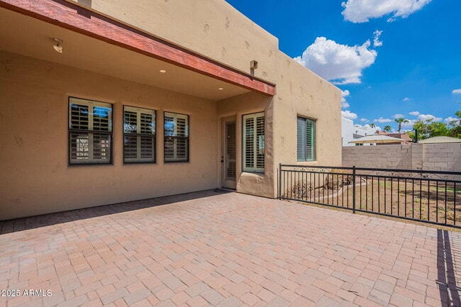 Building Photo - 1545 E Kings Ct