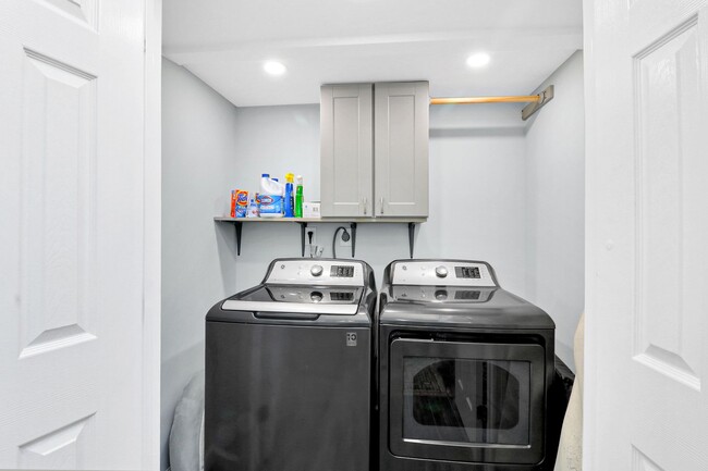 Building Photo - Completely Remodeled Cottage - Moss Creek