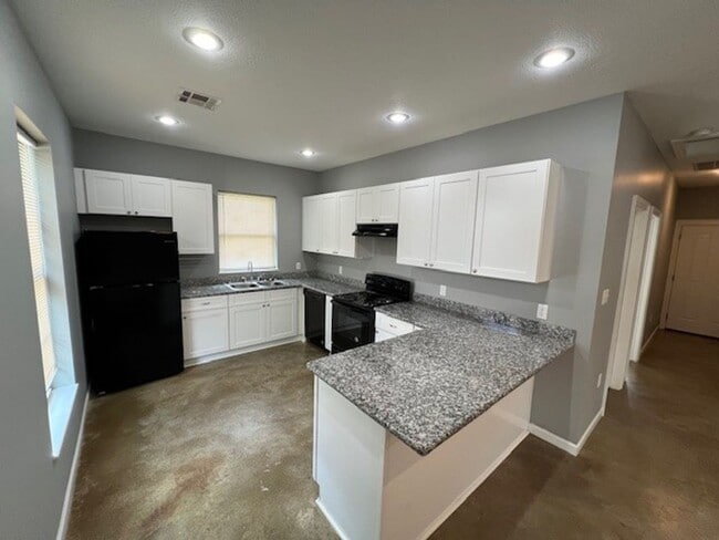 Building Photo - 2 Bedroom 1 Bath Apartment