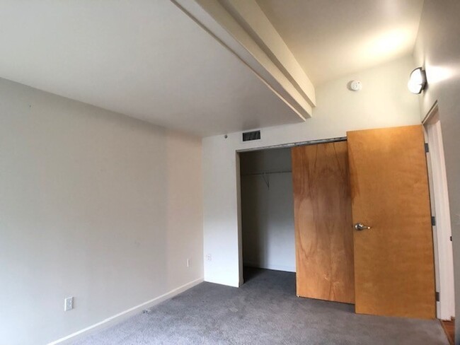 Building Photo - Fantastic SE 2 Bed 2.5 Bath + a Den Condo ...