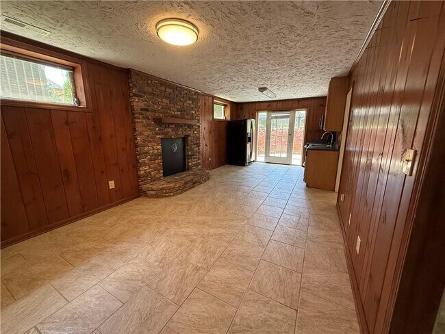Building Photo - 800 Glenairy Dr NE