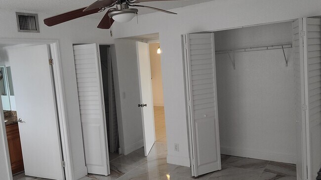 Building Photo - 1523 Lake Crystal Dr