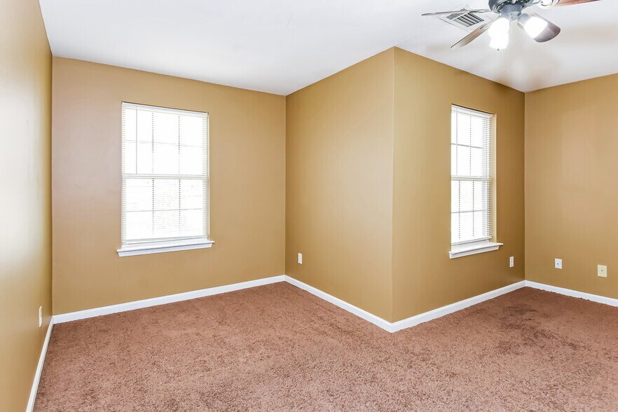 Building Photo - 327 Village Chase