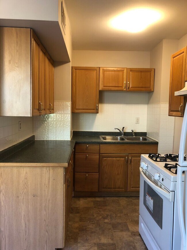 Building Photo - Welcome to 807 E 28th St!