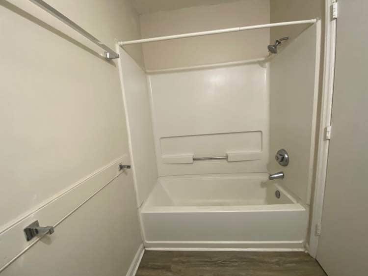 Building Photo - Room in Condo on Carlton Ave