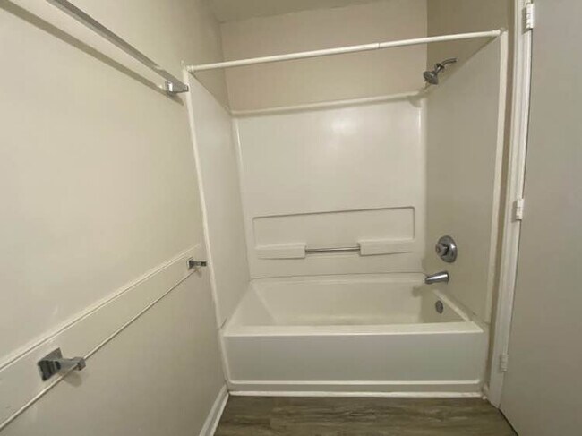 Building Photo - Room in Condo on Carlton Ave