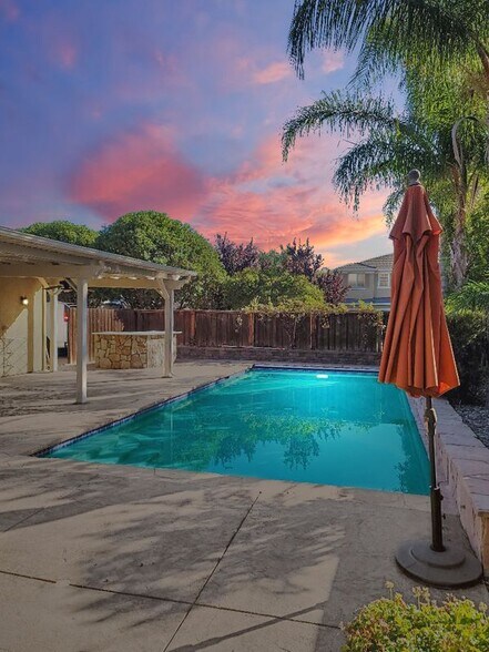 Building Photo - 2321 Star Lilly St