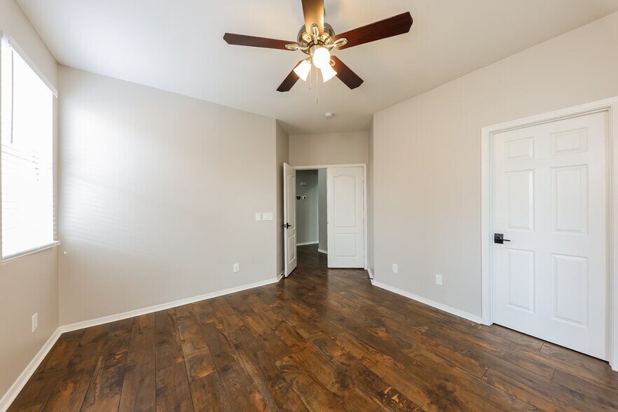 Building Photo - 9451 W Ross Ave
