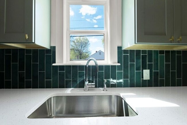 Building Photo - Move In Special! Stunning 3-Bedroom Home w...
