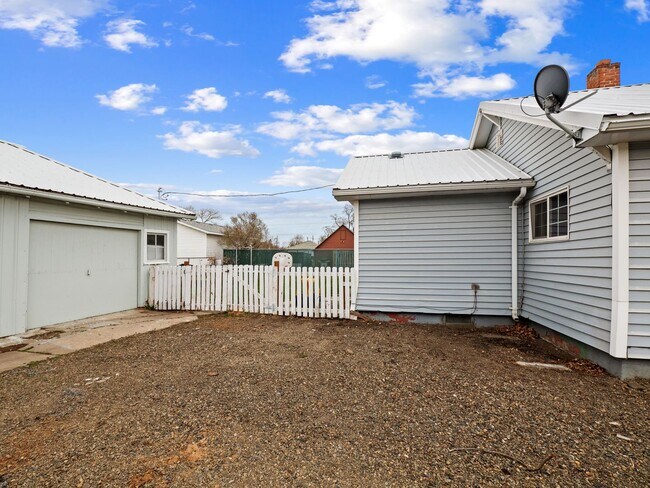 Building Photo - Peaceful northside home