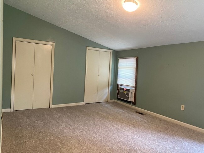 Building Photo - SUMMIT CHASE #15 | 2 BED 1.5 BATH FIVE POI...