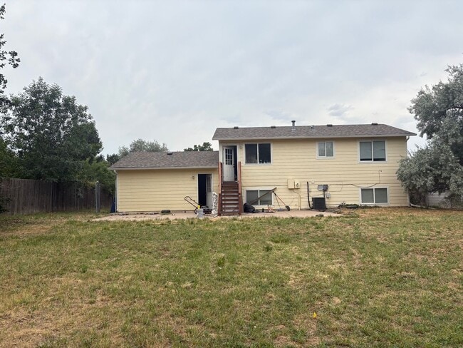 Building Photo - 4 Bedroom Bi Level with Large Yard and 2 Car Garage