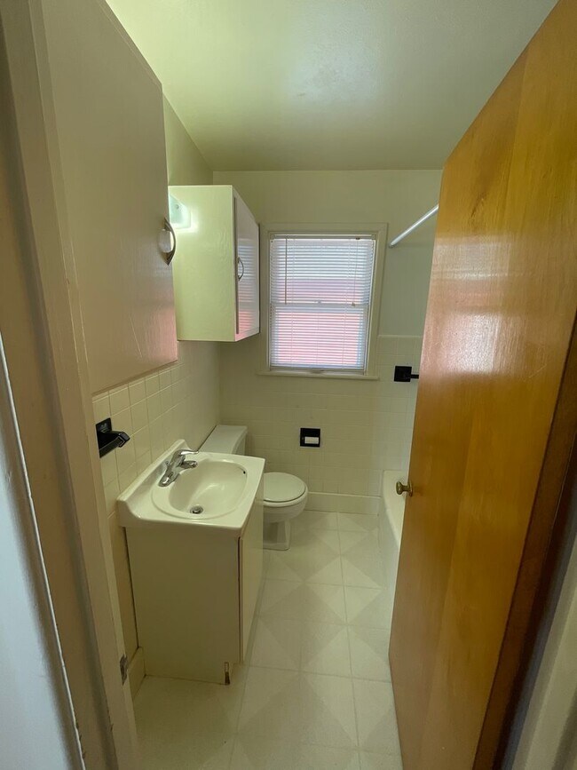 Building Photo - 2 Bedroom Home