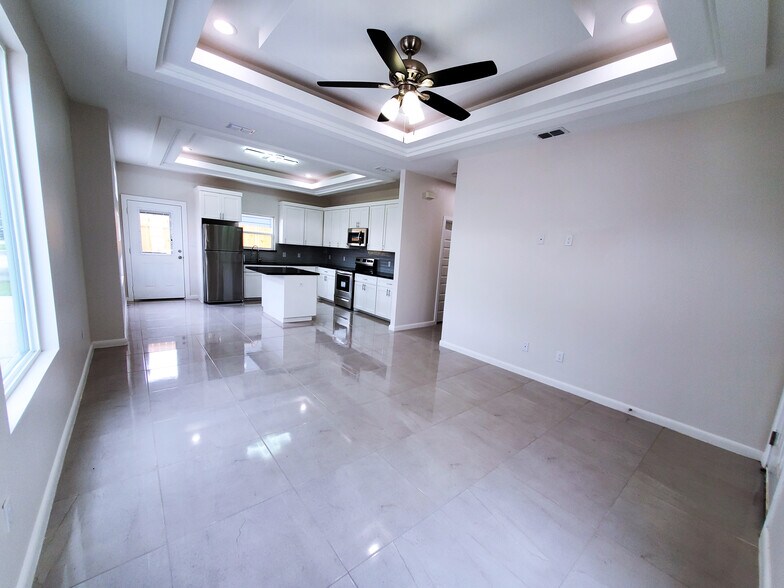 Building Photo - 2605 E Hackberry Ave