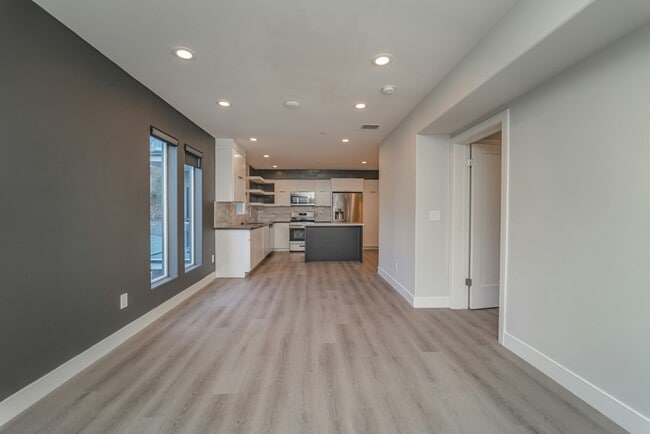 Building Photo - 2115 Holly Dr
