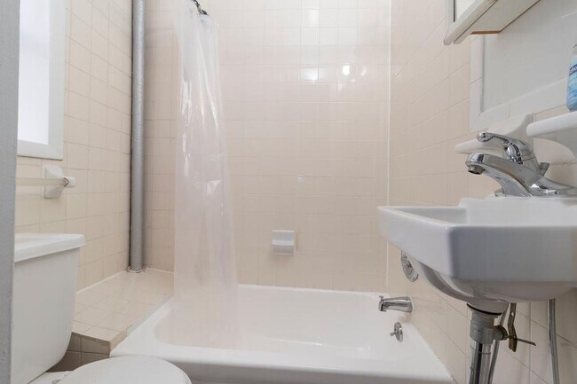 Building Photo - 1819d 2nd Ave