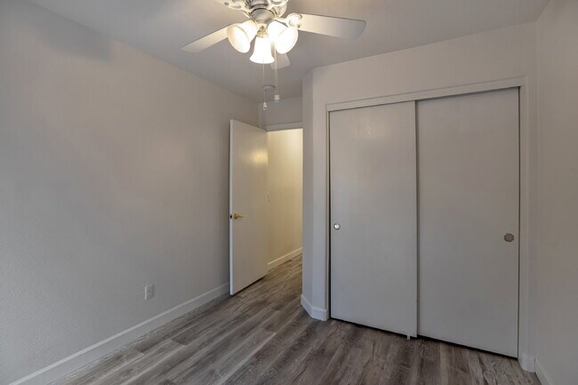 Building Photo - Very  nice quiet location near the 51 and ...