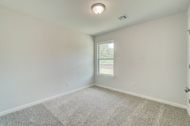 Building Photo - Edmond Home
