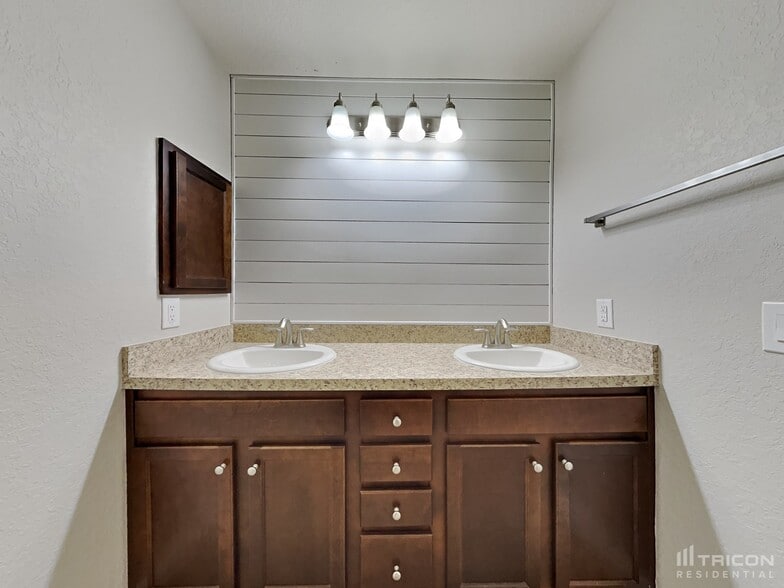 Building Photo - 22404 Cheryl Ave