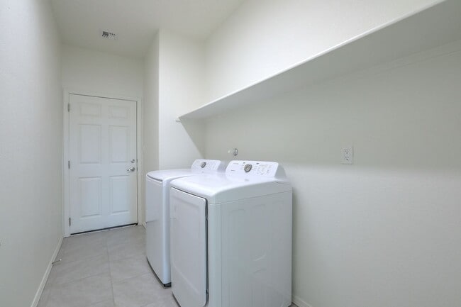 Building Photo - Stunning 3 Bedroom 2 Bathroom, 2 Car Garag...