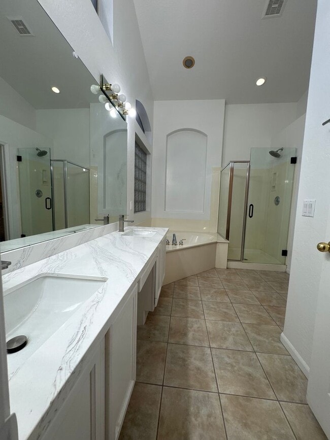 Building Photo - Upgraded home in Glendale with Pool