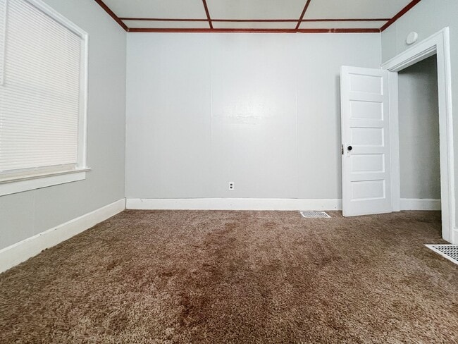 Building Photo - 2 bed House w/ Garage + Washer + Dryer in Unit