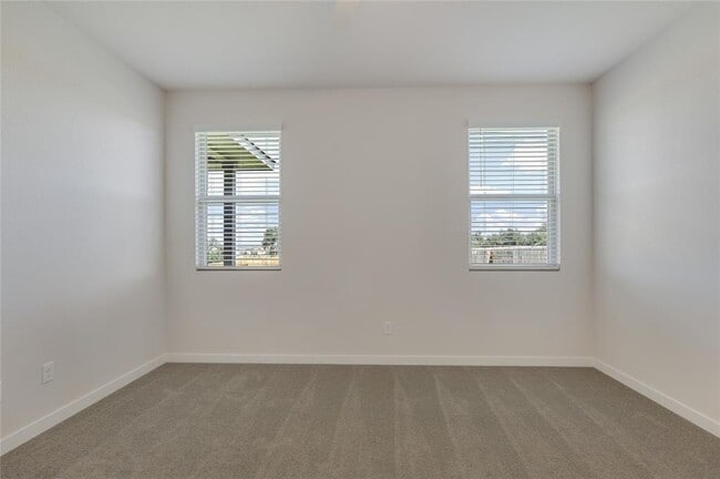 Building Photo - 261 Crater Lk Dr