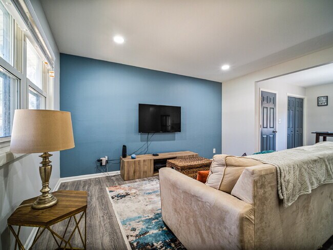 Building Photo - "Charming 2-Bedroom Retreat with Granite Elegance on Thornton Road!"