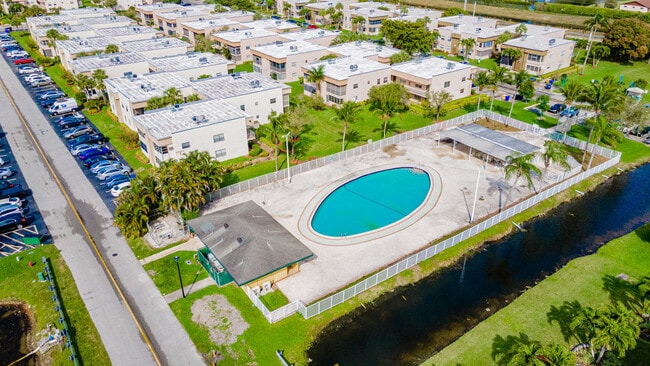 Building Photo - 522 Capri K