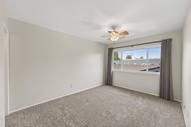 Building Photo - Gorgeous 2 Bedroom inside Gated Community! Close to Beach