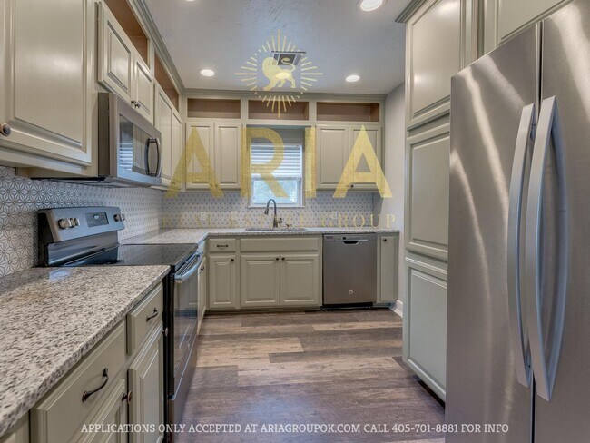 Building Photo - Updated & Adorable 2 Bed/1 Bath Space in t...