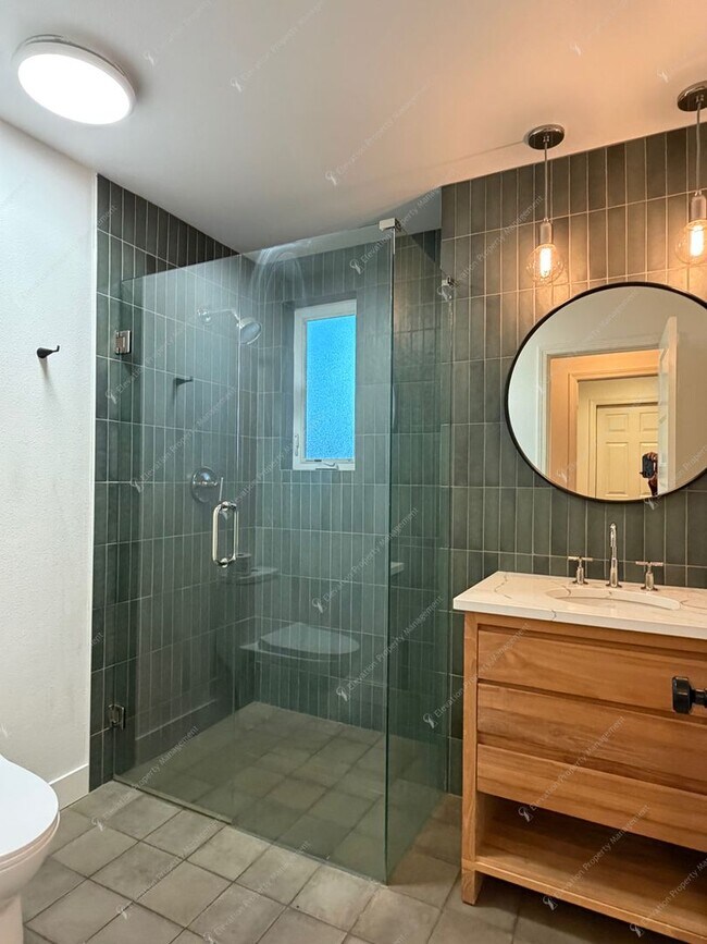 Building Photo - Find a piece of serenity in Historic Old Bend! (Unfurnished)