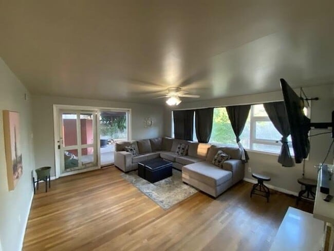 Building Photo - Move in Discount! Charming Ranch Style Sin...
