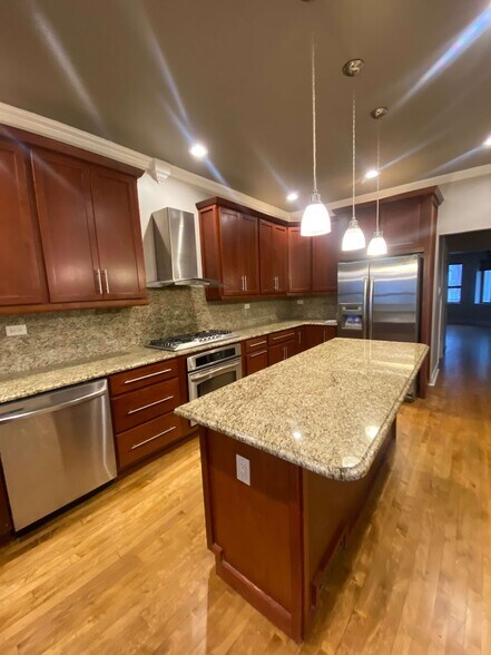 Building Photo - 2825 N Hamlin Ave