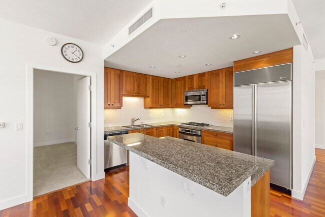 Building Photo - Stunning Marina District 2 Bedroom + a Lof...