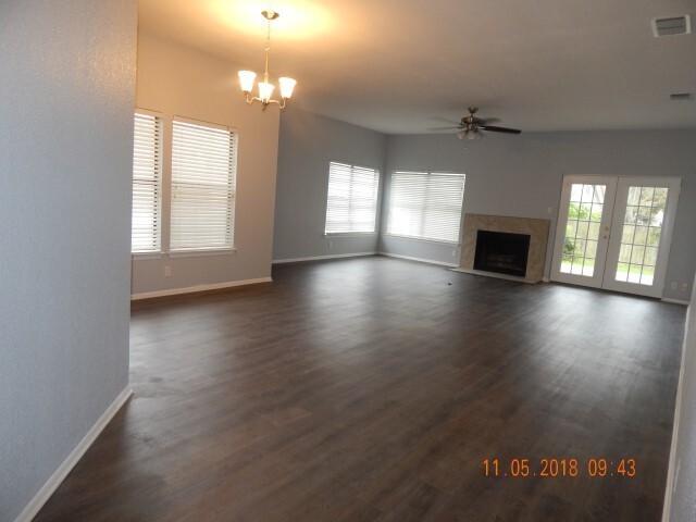 Building Photo - Spacious 4 bedroom Home