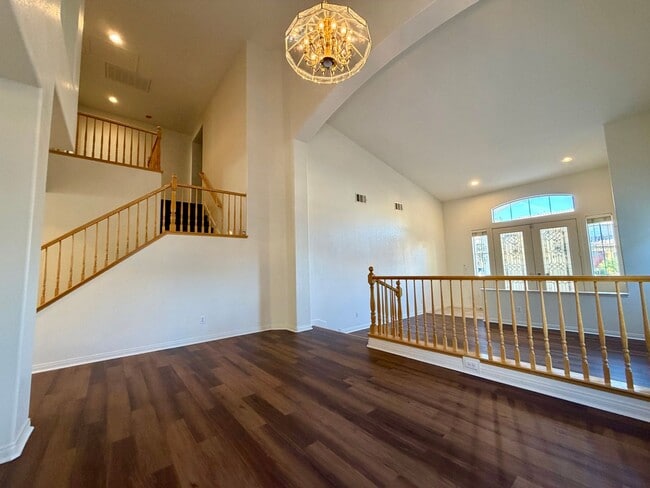 Building Photo - Lovely, large 4 bedroom