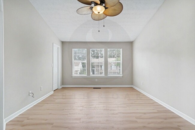Building Photo - 4BR/2.5BA Home Conveniently Located Off Jimmy Carter Blvd!