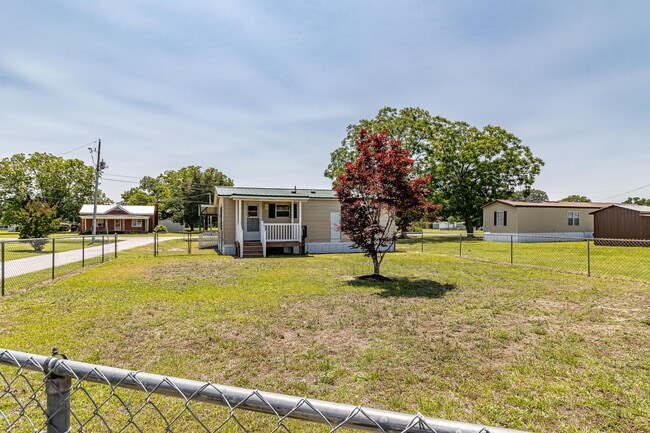 Building Photo - 2 BR, 1 BA W/ FENCED-IN YARD, COVERED FRON...