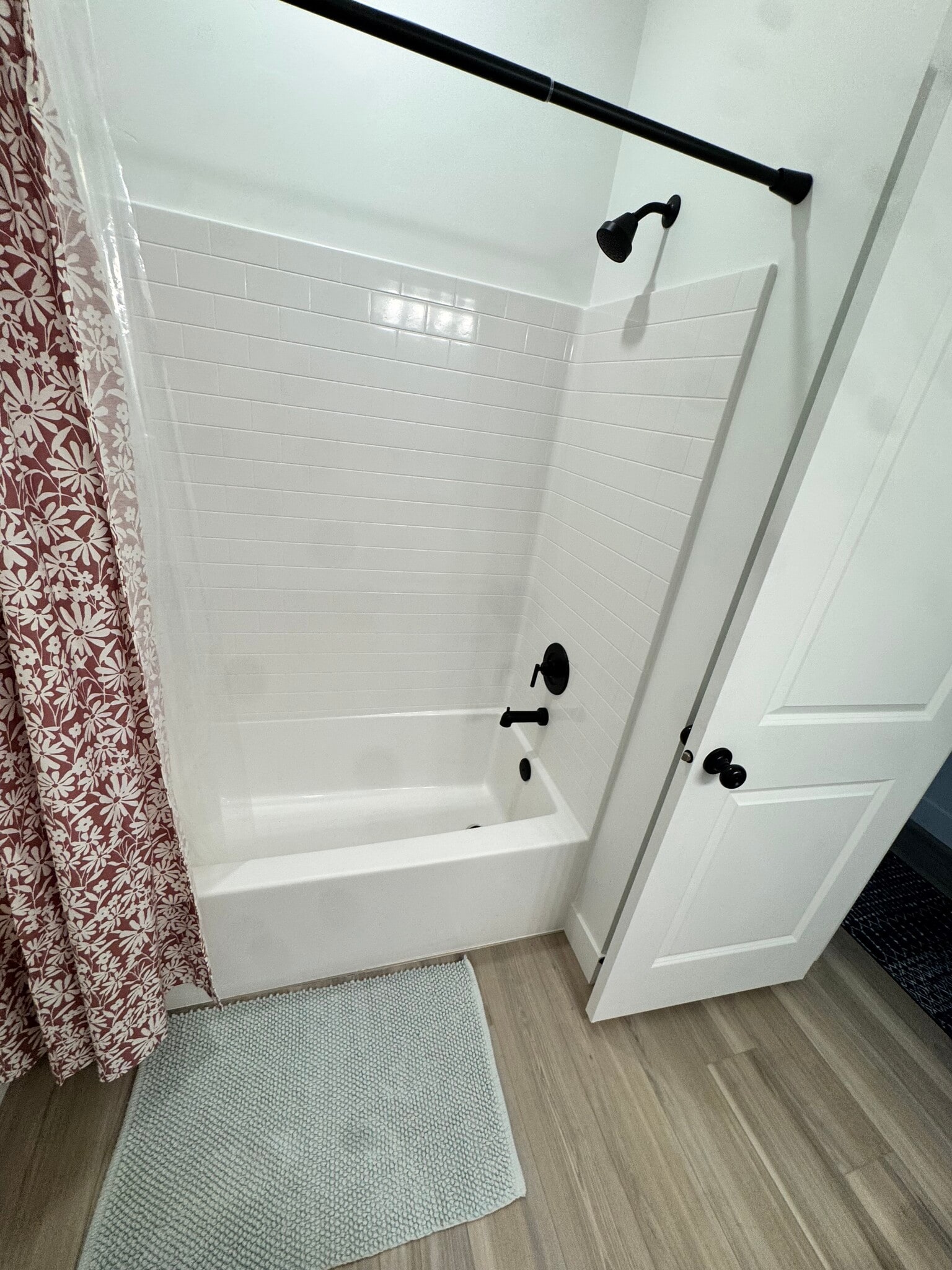 Main bathroom - 6051 S Silver Birch Ln