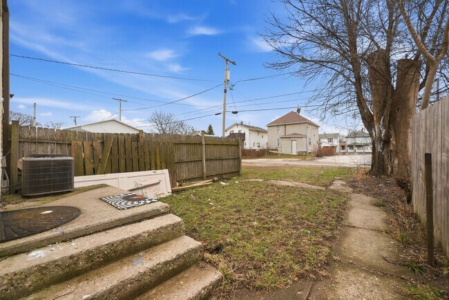 Building Photo - Three bedroom available for an immediate move in!