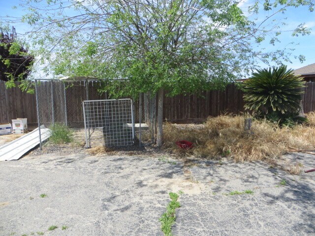 Building Photo - Country Home, 4BR+ Den/2BA, Blt 1960’s - L...