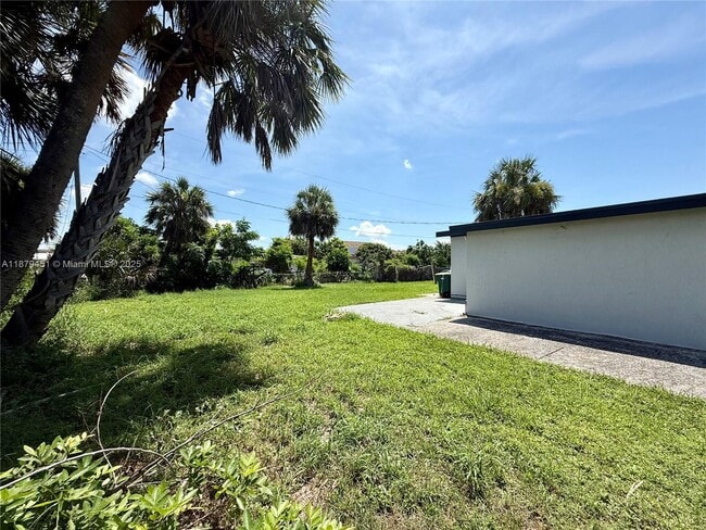 Building Photo - 3460 Normandy Dr